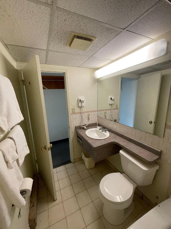 6032 Persepolis Inn Niagara Bagian luar foto