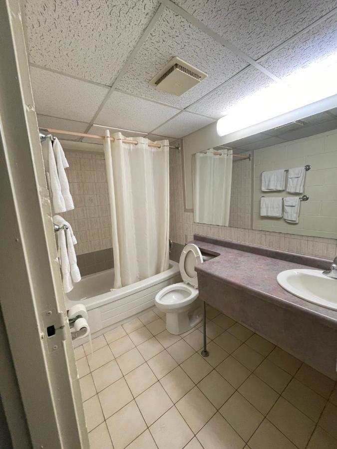 6032 Persepolis Inn Niagara Bagian luar foto