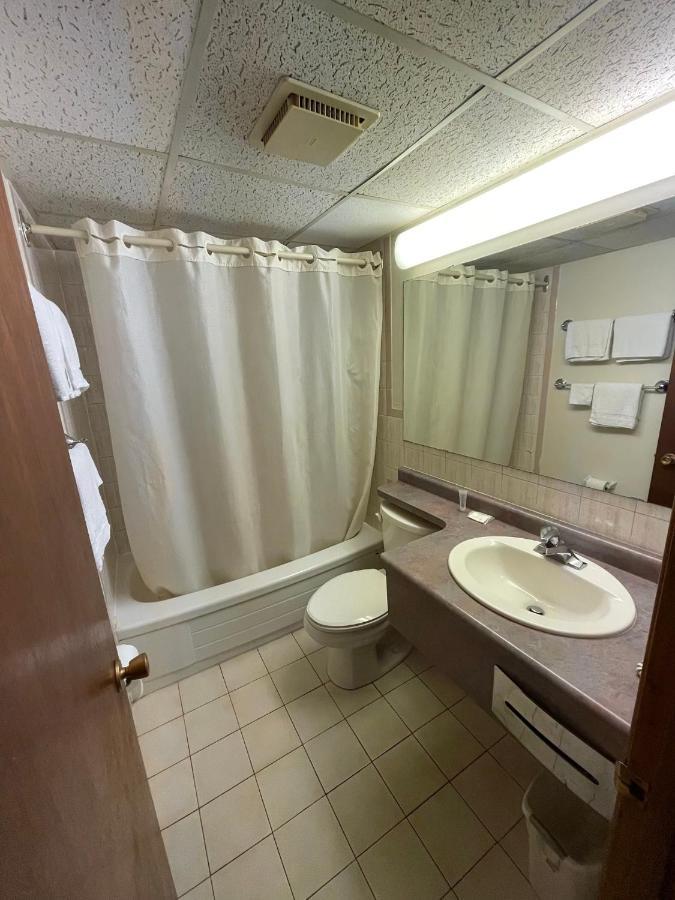 6032 Persepolis Inn Niagara Bagian luar foto
